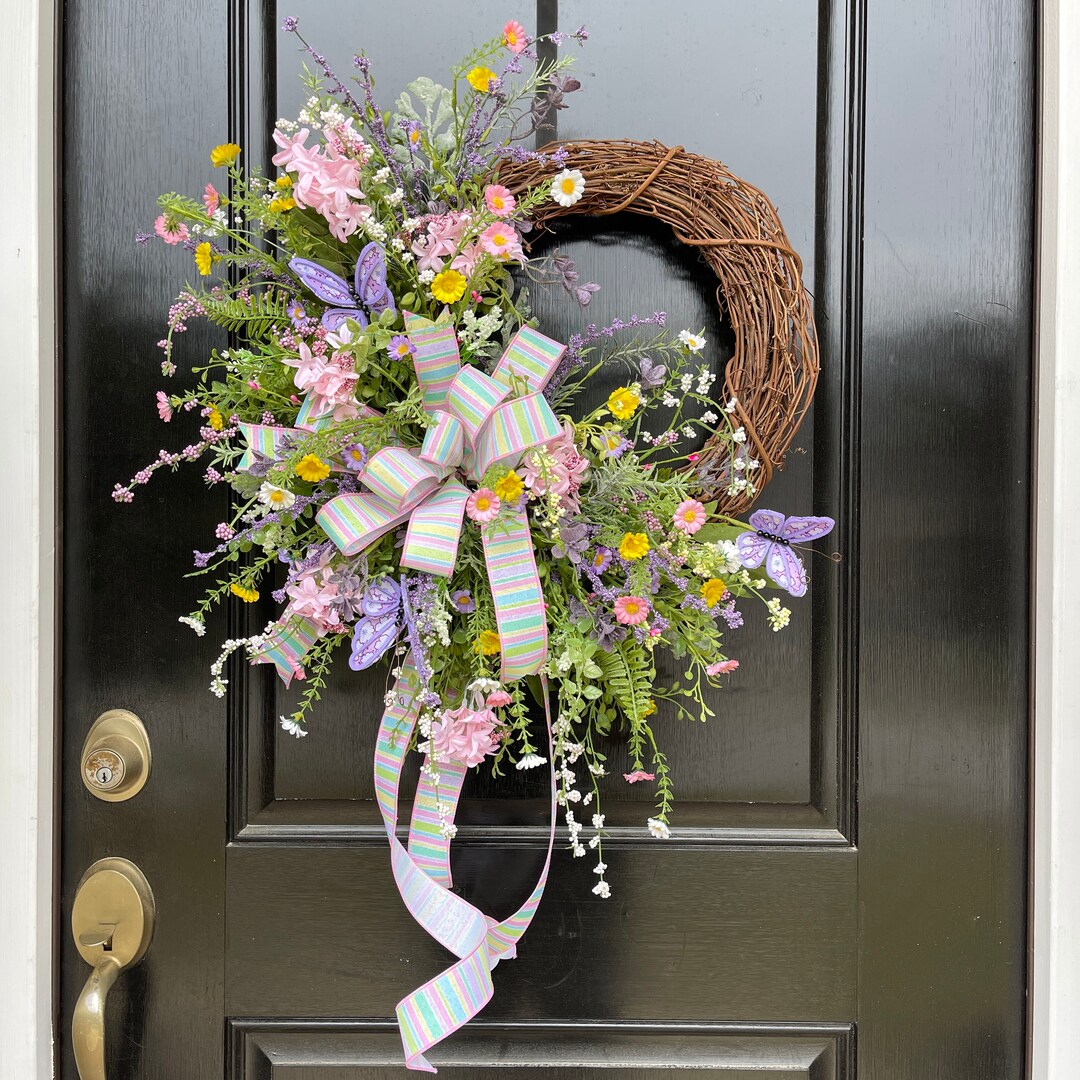 Corona de flores de papel para la puerta con rosas, zinnias, ranúnculos