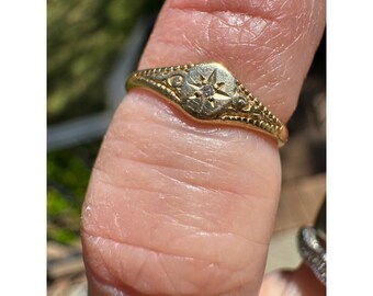 Antique 14K Yellow Gold Tiny Star Signet Ring Dainty Sz 1.75 Heirloom Pinky Ring