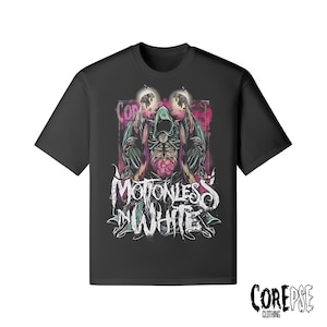 Puede incluir: Camiseta negra con un diseño gráfico que presenta las palabras "Motionless in White" en letras blancas estilizadas. El diseño incluye una figura encapuchada con torso y brazos esqueléticos, con un fondo rosa y morado.