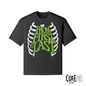 Puede incluir: Una camiseta negra de manga corta con un gráfico de caja torácica blanca en el pecho. Superpuesto sobre la caja torácica, el texto "FROM FIRST TO LAST" está impreso en un color verde lima brillante. La esquina inferior derecha muestra "COREPSE CLOTHING".