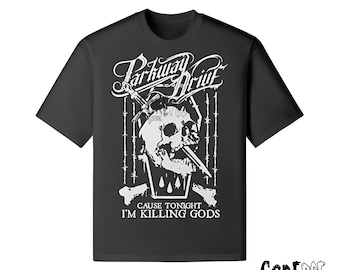 Puede incluir: Camiseta negra con un diseño gráfico blanco de una calavera atravesada por una espada, con el texto "Parkway Drive" arriba y "Cause Tonight I'm Killing Gods" abajo. La camiseta tiene mangas cortas y cuello redondo.