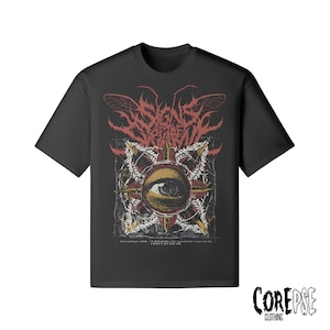Peut inclure: T-shirt noir avec un motif graphique complexe. Le motif comprend un œil au centre d'une étoile, avec des détails rouges et blancs. Le t-shirt comporte également du texte en haut et en bas du motif.