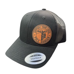 Gorra de camionero con parche de cuero grabado a láser que apoya a tu bailarina de pole dance local (varios colores)