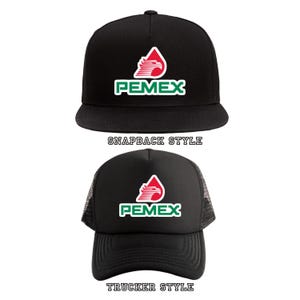Op de afbeelding: Twee zwarte baseballpetten met een rood en groen logo met de tekst "PEMEX". De bovenste pet is een snapback-stijl en de onderste pet is een trucker-stijl.
