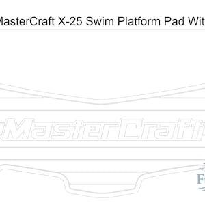 Puede incluir: Almohadilla blanca para plataforma de baño con el logotipo de MasterCraft. La almohadilla tiene forma de barco con líneas horizontales. El texto "2011 MasterCraft X-25 Swim Platform Pad With Logo" está en la parte superior.