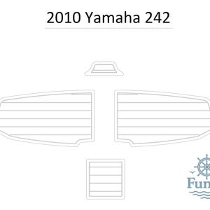 Puede incluir: Dibujo lineal de un juego de alfombrillas para el interior de un barco para un Yamaha 242 de 2010. El juego incluye dos piezas laterales grandes, una pieza central pequeña y una pieza superior pequeña. El logotipo de Fungo está en la esquina inferior derecha.