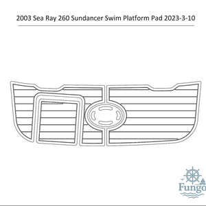 Puede incluir: Almohadilla de plataforma de baño en blanco y negro para un Sea Ray 260 Sundancer de 2003. La almohadilla tiene forma rectangular con líneas horizontales y un diseño ovalado en el centro. El texto "2003 Sea Ray 260 Sundancer Swim Platform Pad 2023-3-10" está en la parte superior.