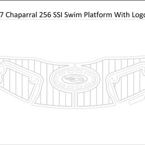 Puede incluir: Un contorno detallado de una plataforma de baño para barco con el texto "2007 Chaparral 256 SSI Swim Platform With Logo". La plataforma presenta un diseño ovalado central con un logotipo y líneas paralelas.
