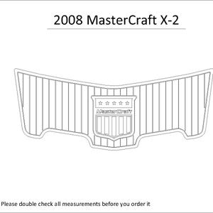 Puede incluir: Un dibujo lineal de una pieza de barco, probablemente una rejilla o moldura, con el texto "2008 MasterCraft X-2" en la parte superior. La pieza tiene un emblema central con el texto "MasterCraft" y cinco estrellas. El texto inferior dice "Por favor, compruebe todas las medidas antes de pedirlo".