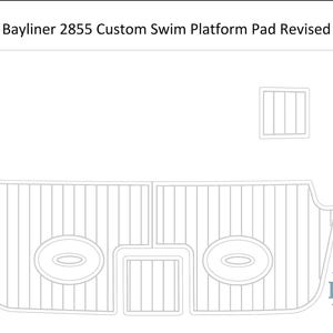 Puede incluir: Dibujo lineal de una plataforma de baño personalizada para un barco Bayliner 2855 de 1997. La plataforma es rectangular con bordes redondeados y cortes ovalados. El texto "1997 Bayliner 2855 Custom Swim Platform Pad Revised 2023-7-4" está en la parte superior.