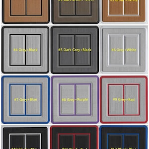 Può includere: Una collezione di dodici placche per interruttori elettrici, ciascuna con un design a doppio interruttore. Le placche presentano varie combinazioni di colori, tra cui marrone, grigio, nero, bianco, blu, viola e rosso. Ogni placca è numerata e colorata.