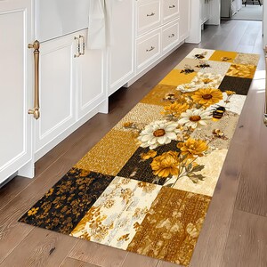 Peut inclure: Un long tapis de couloir rectangulaire au motif patchwork composé de carrés jaunes, dorés et noirs. Le design présente des motifs floraux avec des marguerites blanches et jaunes, des tournesols dorés et de petites abeilles.