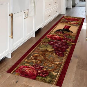 Op de afbeelding: Een lange rechthoekige loper met een decoratief patroon van donkerrode rozen, trossen paarse druiven en een wijnfles. Het kleed heeft een brede donkerrode rand en een beige middenveld met gedetailleerde bloem- en rankmotieven over het geheel.