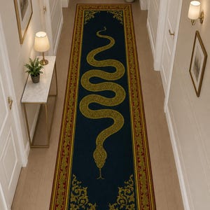 Könnte beinhalten: Ein langer, rechteckiger Teppich mit marineblauem Hintergrund und einem goldenen Schlangenmuster. Die Schlange schlängelt sich durch die Mitte, umrahmt von einem roten und goldenen Zierrand. Der Teppich ist für Flure oder Eingangsbereiche konzipiert.