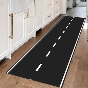 Könnte beinhalten: Schwarz-weißer Läuferteppich mit Straßenmotiv. Der Teppich hat weiße Linien in der Mitte, die einer Straße ähneln.