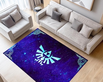 Puede incluir: Una alfombra rectangular con un diseño de galaxia azul oscuro y un emblema azul claro en el centro. La alfombra tiene un borde decorativo con patrones geométricos. Está colocada sobre un suelo de madera en un salón.