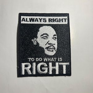 Może przedstawiać: Czarno-biała naszywka z haftem przedstawiająca portret Martina Luthera Kinga Jr. z napisem "ALWAYS RIGHT" powyżej i "TO DO WHAT IS RIGHT" poniżej. Naszywka jest prostokątna.