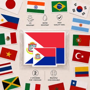 Può includere: Un set di due adesivi rettangolari raffiguranti la bandiera di Sint Maarten, composta da una metà superiore rossa, una metà inferiore blu e un triangolo bianco a sinistra contenente lo stemma. Gli adesivi sono confezionati in una busta trasparente.