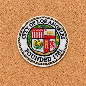 Aufbügelbarer Aufnäher mit dem Motiv der Stadt Los Angeles | Aufbügelbarer Aufnäher mit dem Motiv der Stadt Los Angeles für Mützen, Pullover, Jacken, Tragetaschen, Jeans und mehr.