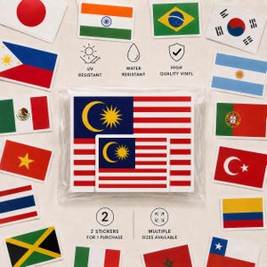以下が含まれることがあります： マレーシアの国旗ステッカー2枚が入った透明なビニール袋を中心に、様々な国の長方形の国旗ステッカーが配置されています。UV耐性、耐水性、高品質ビニール素材であることを示すアイコンとテキストが記載されています。