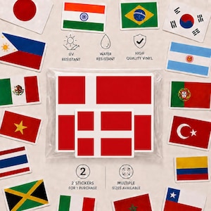 Könnte beinhalten: Eine Sammlung rechteckiger Flaggenaufkleber mit einer markanten rot-weißen dänischen Flagge in der Mitte. Umgeben ist diese von verschiedenen internationalen Flaggen, darunter Japan, Indien, Brasilien, Südkorea, Philippinen, Argentinien, Mexiko, Portugal, Vietnam, Türkei, Thailand, Kolumbien, Jamaika, Italien, Marokko und Chile. Symbole weisen auf UV-Beständigkeit, Wasserfestigkeit und hochwertiges Vinyl hin, mit Hinweisen auf 2 Aufkleber pro Kauf.