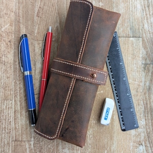 Astuccio portapenne fatto a mano, realizzato in pelle Crazy Horse italiana, design minimalista