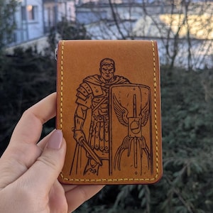 Portafoglio con fermasoldi fatto a mano – Pelle Pueblo italiana (senape e rosso) – Collezione SPQR – Soldato romano inciso al laser – Contiene 6 carte e contanti