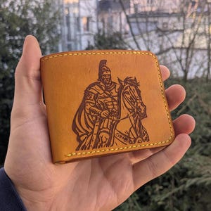 Carteira Bifold Feita à Mão – Couro Pueblo Italiano (Mostarda e Vermelho) – Coleção SPQR – General Romano Gravado a Laser – Comporta 8 Cartões e Dinheiro