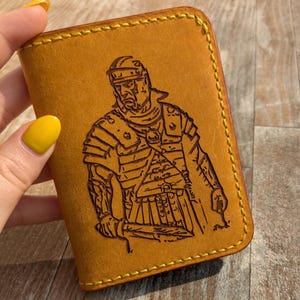 Portafoglio porta carte bifold fatto a mano – Pelle Pueblo italiana – Incisione Legionario Romano – Colori SPQR – Portafoglio sottile con tasca per contanti