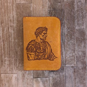 Porta-passaporte feito à mão – Couro Pueblo Italiano (Mostarda e Vermelho) – Coleção SPQR – Júlio César gravado a laser – Comporta 3 cartões e dinheiro