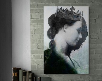 Op de afbeelding: Een schilderij van een vrouw met een kroon, met een wazige achtergrond in groene en blauwe tinten. Het gezicht van de vrouw is gedeeltelijk bedekt door de kroon, en haar uitdrukking is somber. Het schilderij is ingelijst en hangt aan een bakstenen muur.