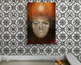 Op de afbeelding: Een schilderij van een vrouwen gezicht met een bloemenpatroon dat over de afbeelding is gelegd. Het schilderij hangt aan een muur met zwart-wit gepatroneerde tegels.