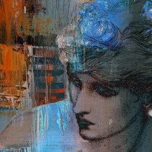 Op de afbeelding: Abstracte schilderij van een vrouwen gezicht in blauwe en grijze tinten. Het gezicht van de vrouw is gedeeltelijk bedekt door een blauwe en grijze penseelstreek. De achtergrond is een mix van oranje, bruin en blauw.
