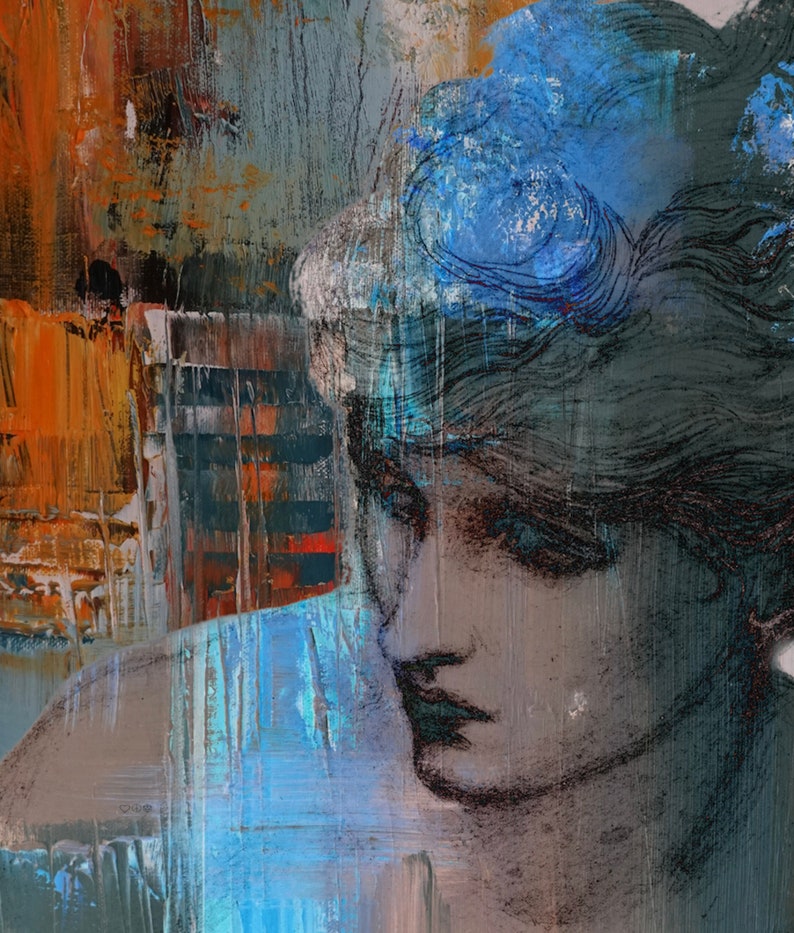 Op de afbeelding: Abstracte schilderij van een vrouwen gezicht in blauwe en grijze tinten. Het gezicht van de vrouw is gedeeltelijk bedekt door een blauwe en grijze penseelstreek. De achtergrond is een mix van oranje, bruin en blauw.