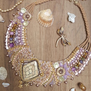 Powder Wonder, hecho a mano, pieza única, joyería llamativa, sostenible, regalo, bordado de cuentas, único, ropa de diseñador, collar babero
