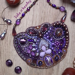 Abuela, único, hecho a mano, pieza única, joyería llamativa, sostenible, regalo, bordado con cuentas, collar, ropa de diseñador, collar babero