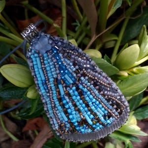 Schaarse grote blauwe kralen vlindervleugel amulet hanger unieke unieke originele designer sieraden handgemaakte kraal borduurwerk high fashion