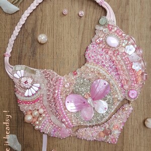 Pink Spiegel, einzigartig, handgemacht, Einzelstück, Statement Schmuck, nachhaltig, beste Geschenkidee, Perlenstickerei, Designerkleidung, Bib Halskette