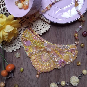 Rosa de té, única, hecha a mano, pieza única, joyería llamativa, sostenible, regalo, bordado con cuentas, collar, ropa de diseñador, collar babero