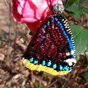 Cape de deuil perlée aile de papillon pendentif unique bijoux de créateur originaux, broderie de perles à la main haute couture