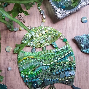 Geoda verde única, hecha a mano, pieza única, joyería llamativa, sustentable, regalo, bordado con cuentas, collar, ropa de diseñador, collar babero