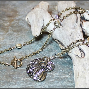 Collar de joyería hecho a mano con cuentas de latón antiguo, cadena de metal, cristal, playa, océano, concha marina, almeja, estilo bohemio, terroso.