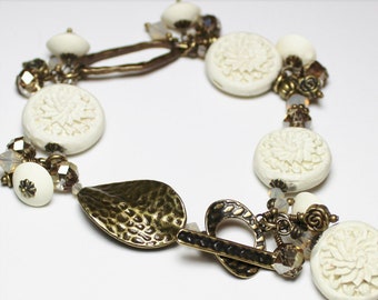 Magnolia... Bracelet bijoux perlés faits à la main Fleurs Floral Sculpté Blanc Cinabre Crème Cristal Laiton Antique Pendent Léger
