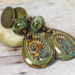 Handgemachte Ohrstecker Lampwork und Keramik Olive Farne Bild 1