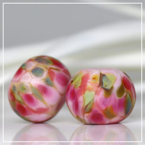 Cuentas de lampwork hechas a mano ~ Par para pendientes ~ Acuarela rosa polvoriento