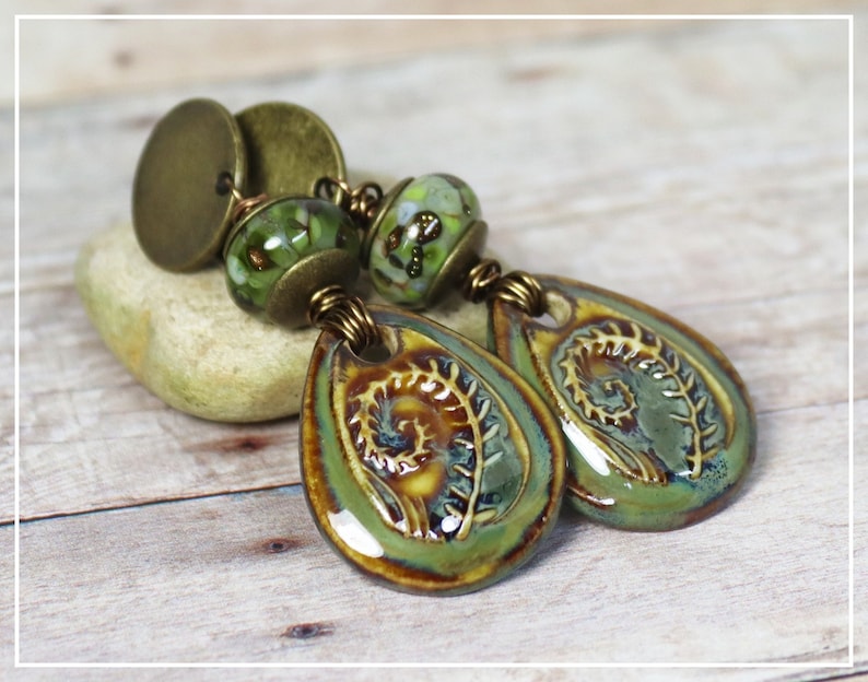 Handgemachte Ohrstecker Lampwork und Keramik Olive Farne Bild 1