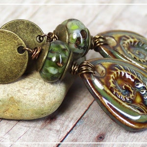 Handgemachte Ohrstecker Lampwork und Keramik Olive Farne Bild 6