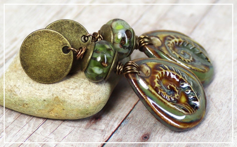 Handgemachte Ohrstecker Lampwork und Keramik Olive Farne Bild 6