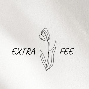 以下が含まれることがあります： 花を挟んで「EXTRA FEE」と書かれた、シンプルなチューリップの線画です。