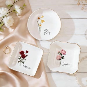 Plato de baratijas con flor de nacimiento personalizada, plato de anillo con flor de acuarela, plato de joyería con nombre personalizado, regalo de cumpleaños, regalo de dama de honor, regalo para ella